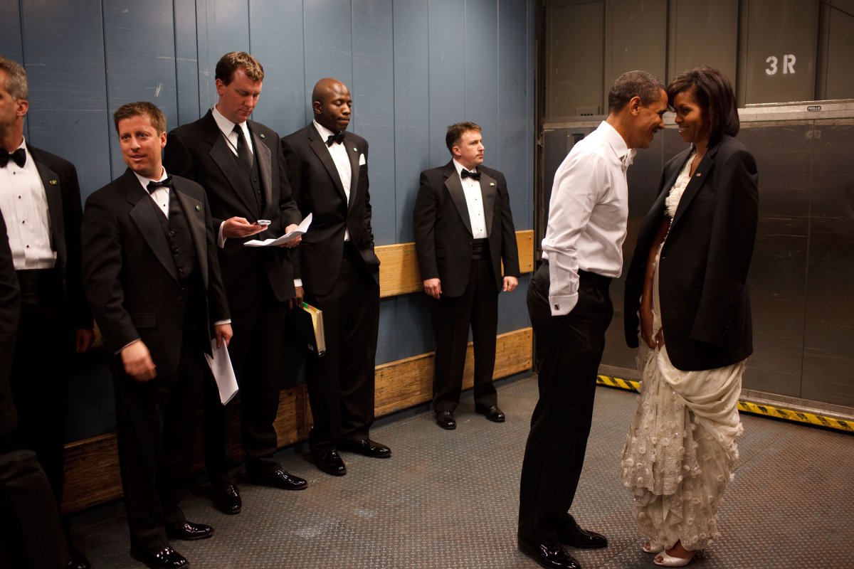 barack-obama-michelle-obama-love-story-romance-photos-09