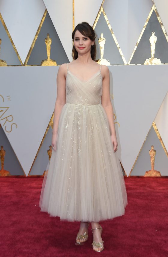 Felicity Jones arrives on the red carpet for the 89th Oscars on February 26, 2017 in Hollywood, California. / AFP PHOTO / VALERIE MACONVALERIE MACON/AFP/Getty Images