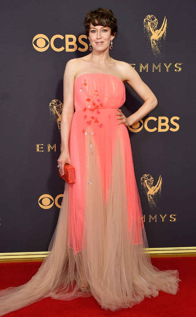 rs_634x1024-170917154102-634-emmy-awards-arrivals-2017-Carrie-Coon