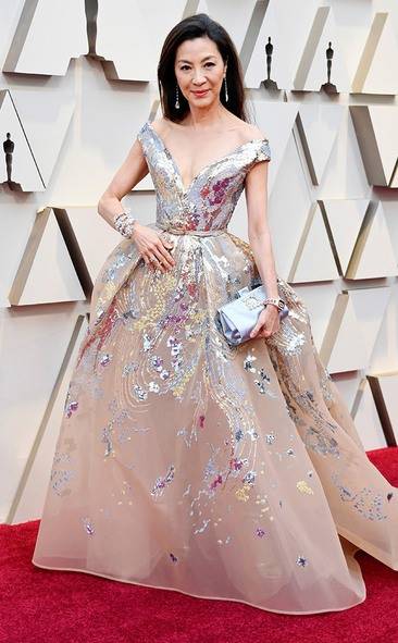 rs_634x1024-190224145535-634.michelle-yeoh-2019-oscar-academy-awards-red-carpet-fashions.ct.022419