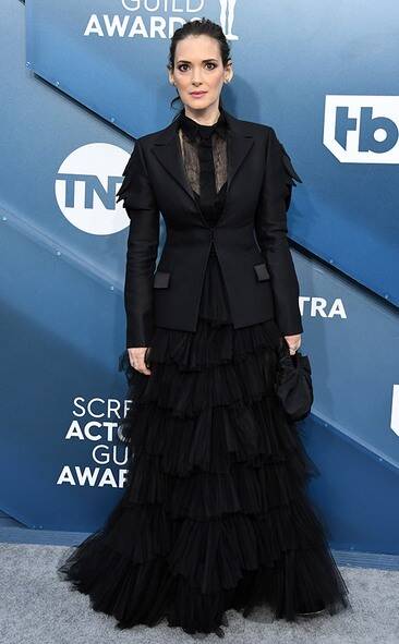 rs_634x1024-200119162255-634-winona-ryder-2020-SAG-Awards-red-carpet-fashions.ct.011920